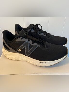 New Balance Womens  Black and White Fresh Foam Running Shoes. Size 8